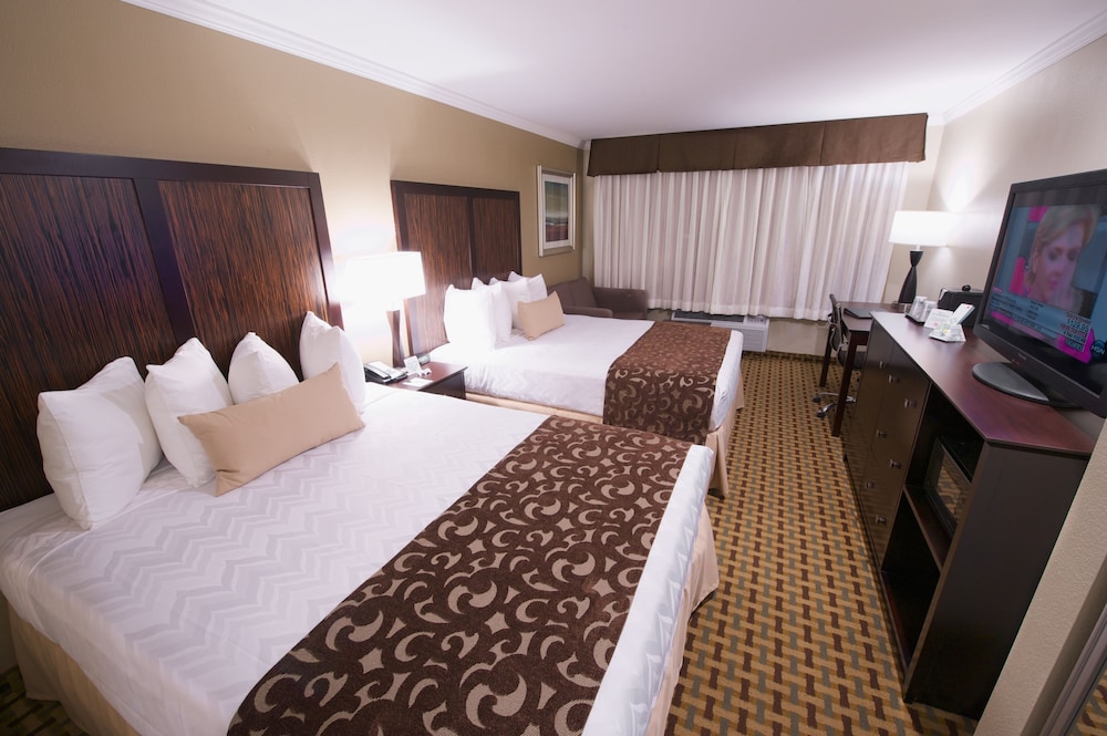 Suite, 2 Double Beds, Non Smoking, Pool View - Photo 2