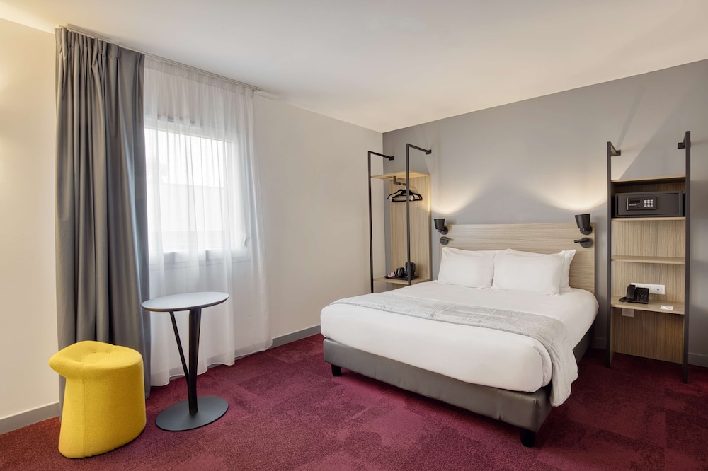Standard Room, 1 Queen Bed, Non Smoking - Photo 1