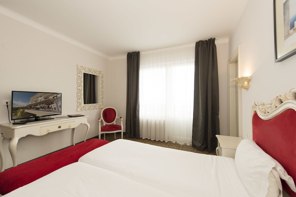 Standard Double or Twin Room photo 3