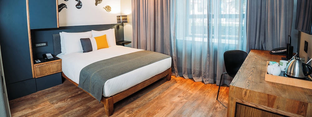 Standard Room, 1 Queen Bed - Photo 5