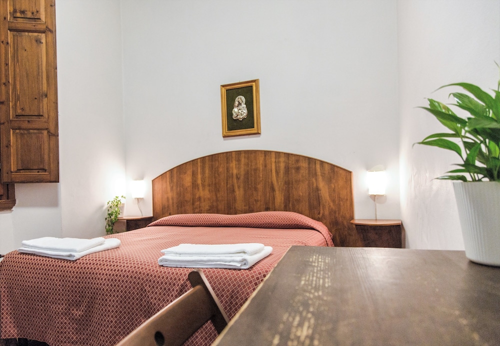 Basic Double Room Single Use (External Private Bathroom)