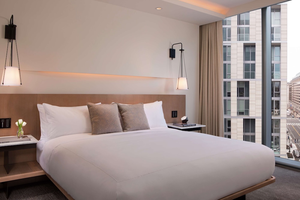 Park View Suite, 1 Bedroom, Mobility and Hearing, Tub