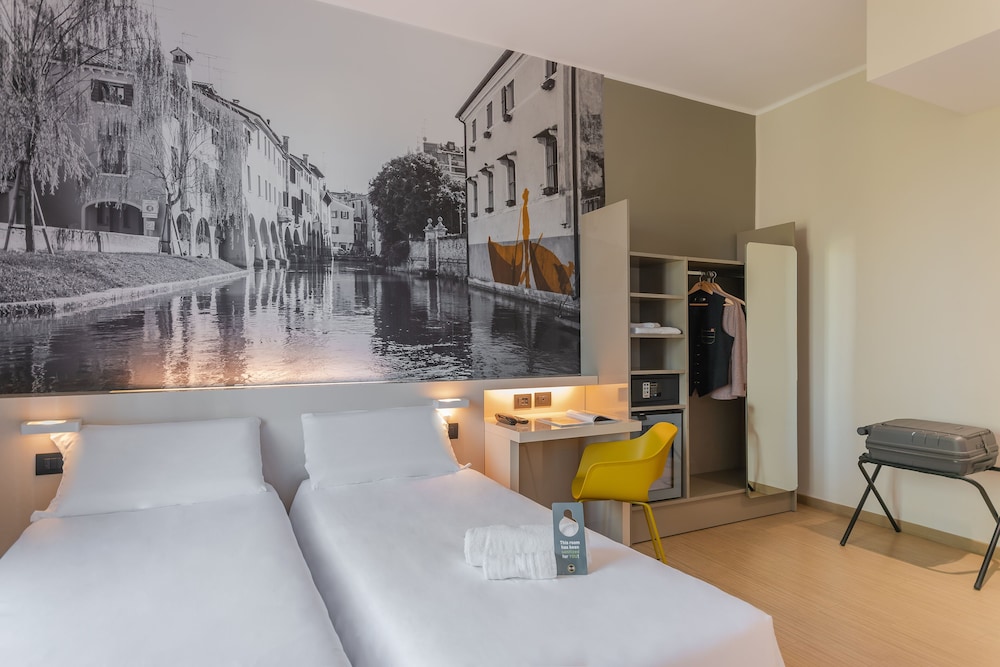 Twin Room, Accessible photo 3