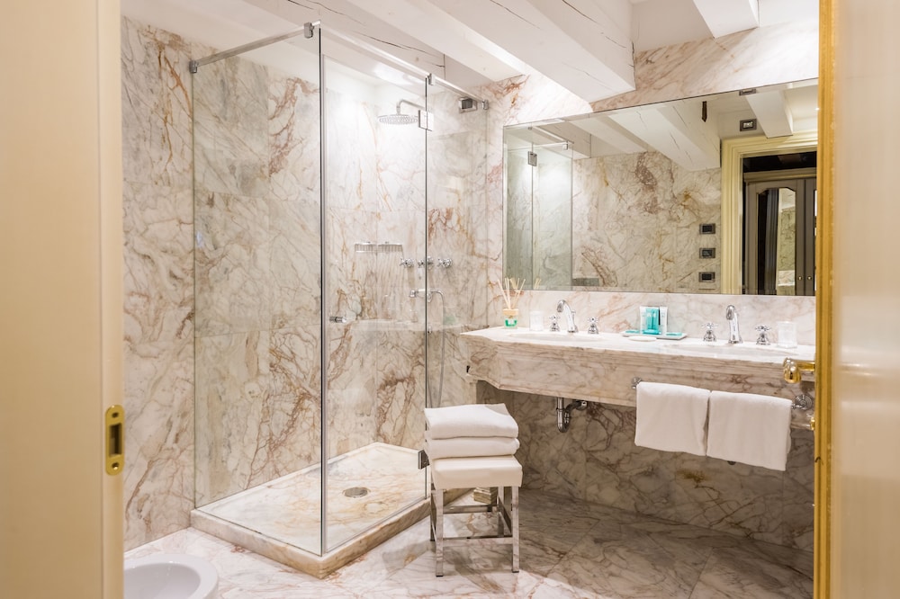 Classic Double or Twin Room - Photo 9