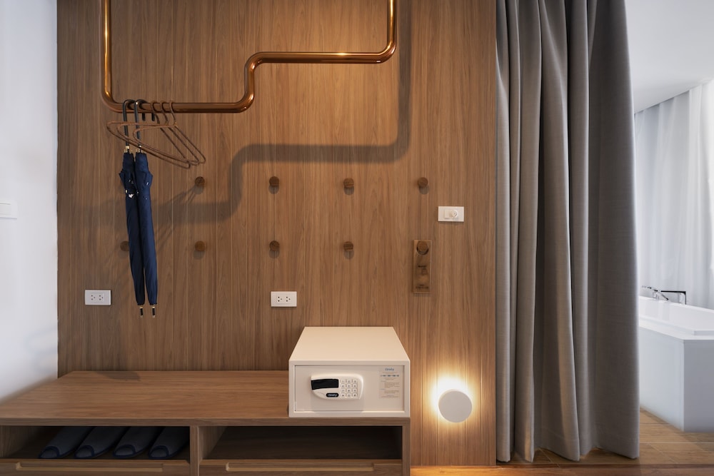 Deluxe Room, Sea View (Non - Smoking) thumbnail 5