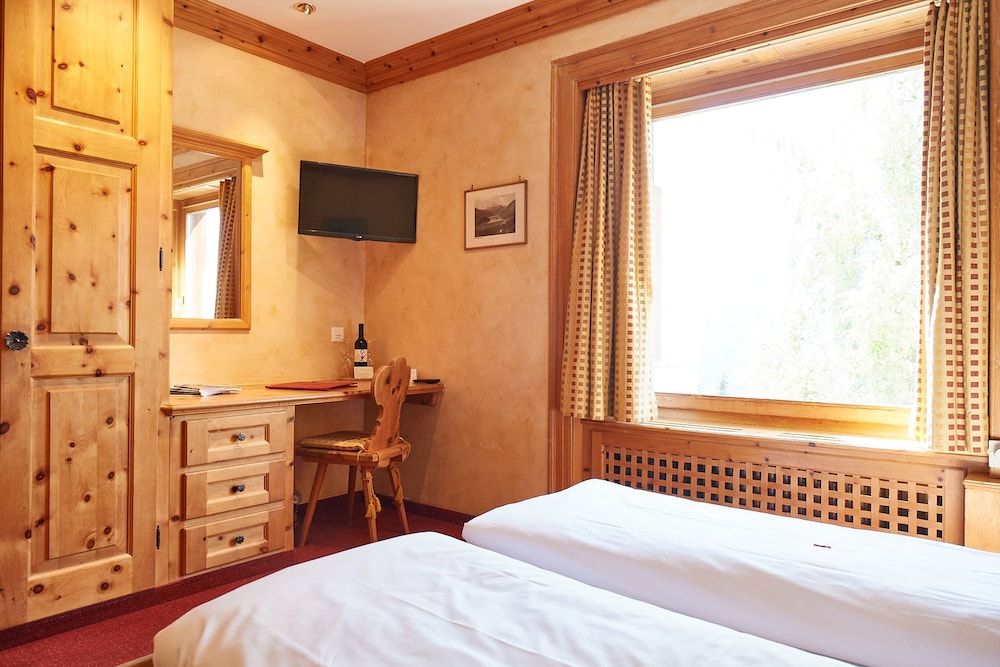 Standard Double Room, 1 Queen Bed, Lake View photo 2