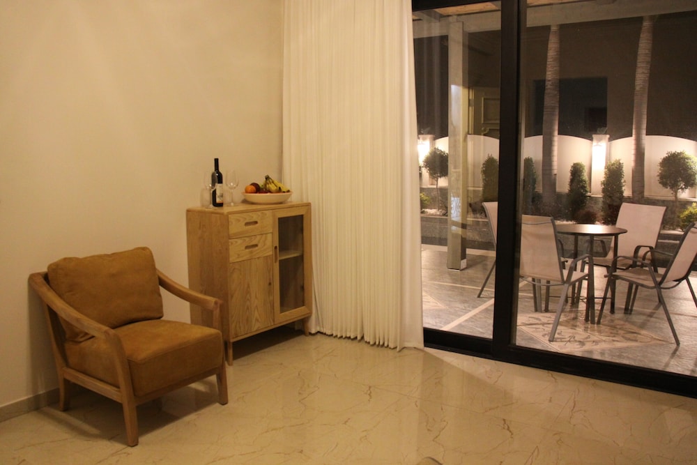 Deluxe Suite, Smoking, Pool View photo 3