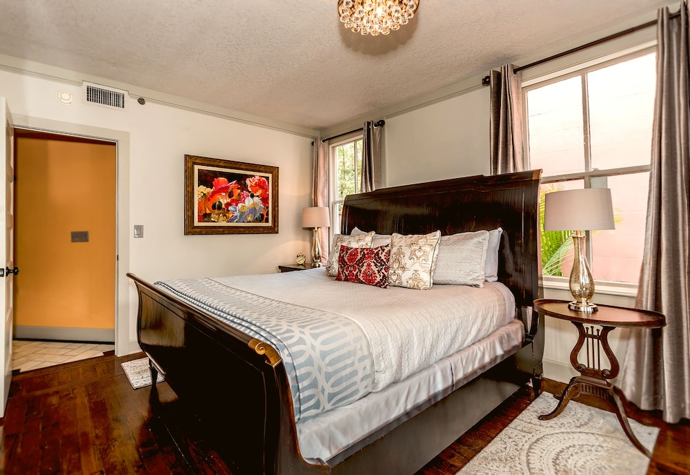 Signature Room, 1 King Bed, Private Bathroom photo 3