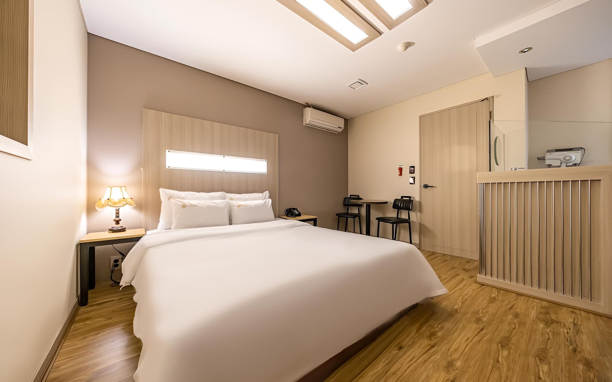 Room (Standard (Netflix YouTube Air purifie)