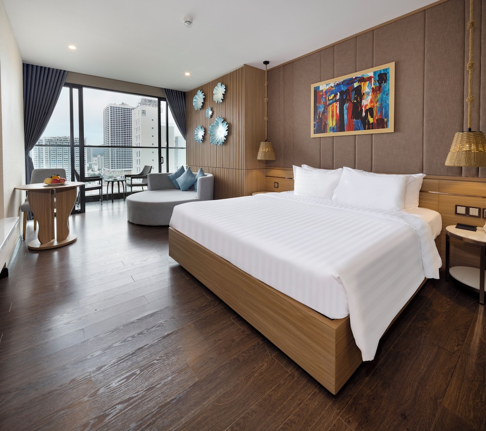 Deluxe Room, Balcony, City View - Photo 9