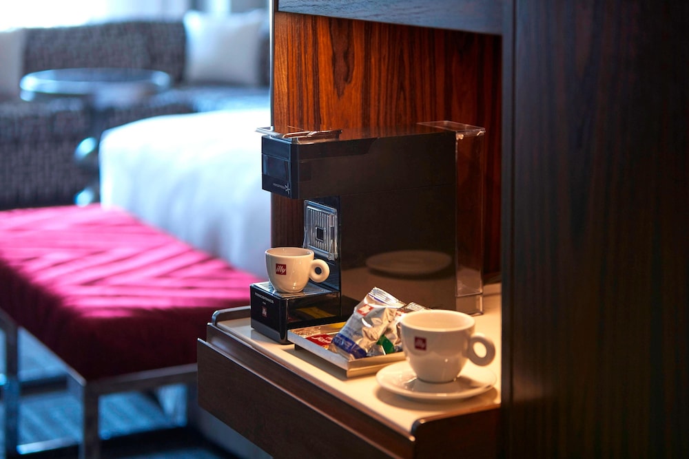 Room, 1 King Bed (Mobility/Hearing Access, Roll-In Shwr)