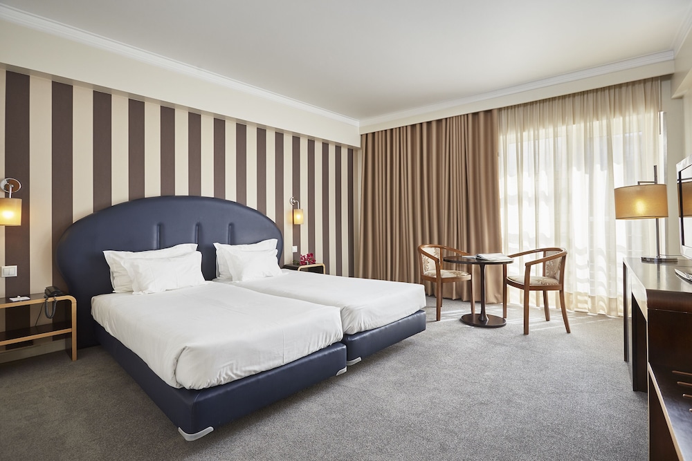 Twin with Extra Bed - Photo 7