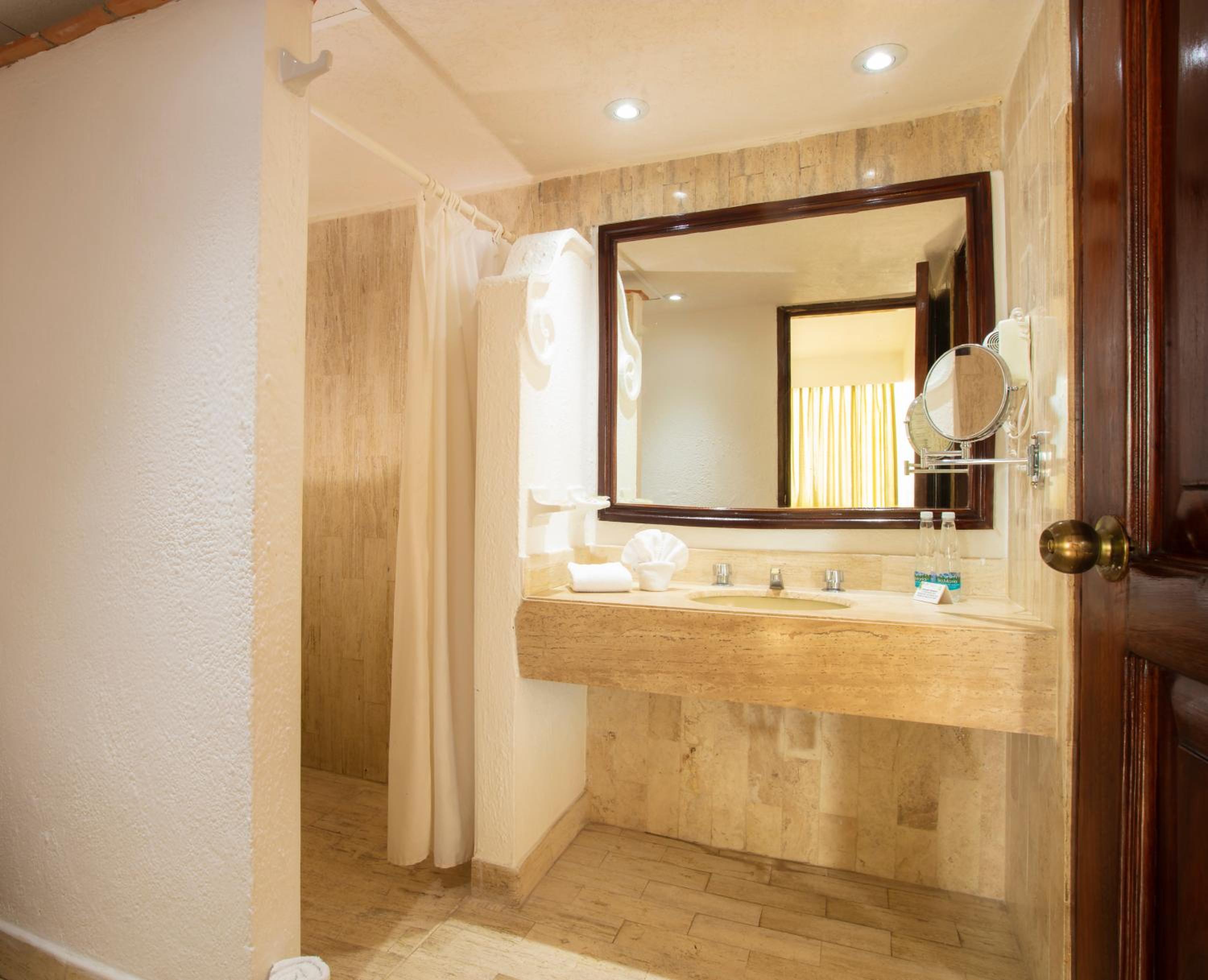 Double Room with Balcony and Sea View - Photo 2