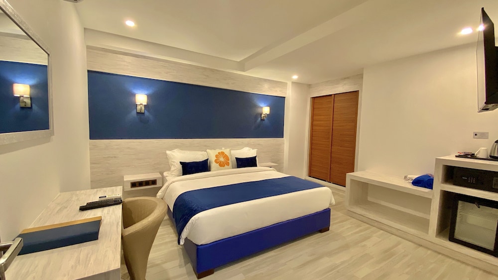 Standard Deluxe Room (Excludes Window Access) - Photo 5