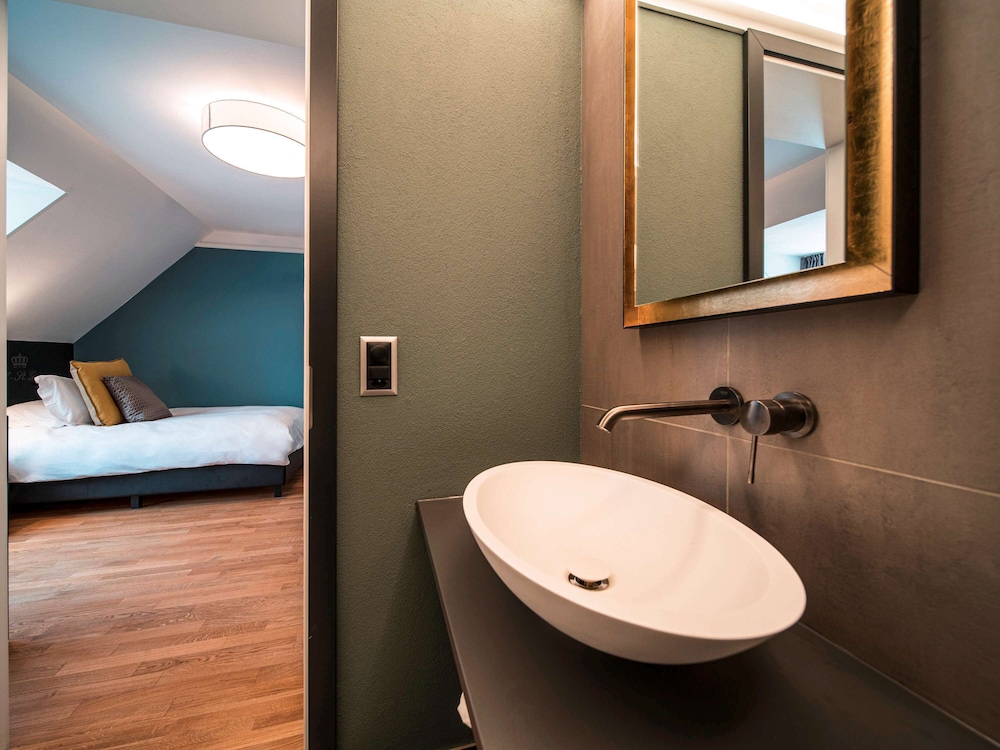 Historic, customized rooms in Baroque style with A/C, no balcony