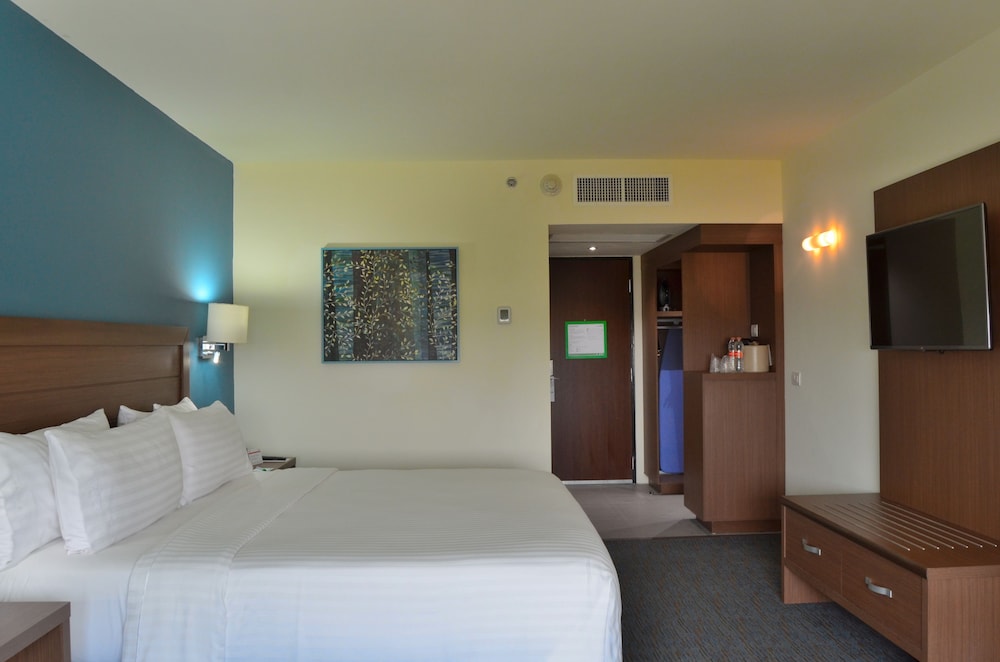 Standard Room, 1 King Bed, Balcony, Pool View photo 2
