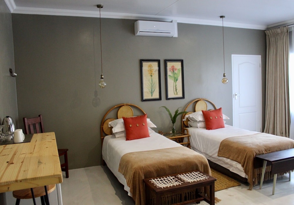 Twin Room, Pool View photo 1
