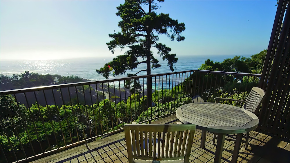 Standard Room, 1 King Bed, Ocean View - Photo 4