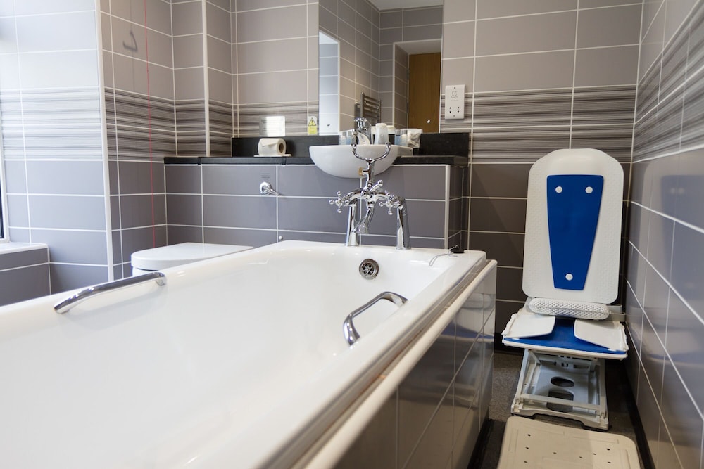 Twin (Twin with Bath) - Photo 2