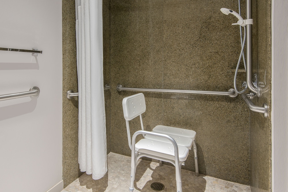 Standard Room, 2 Queen Beds, Accessible (Mobility, Accessible Tub) - Photo 3