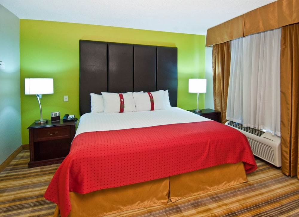 Standard Room, 1 King Bed, Smoking - Photo 1