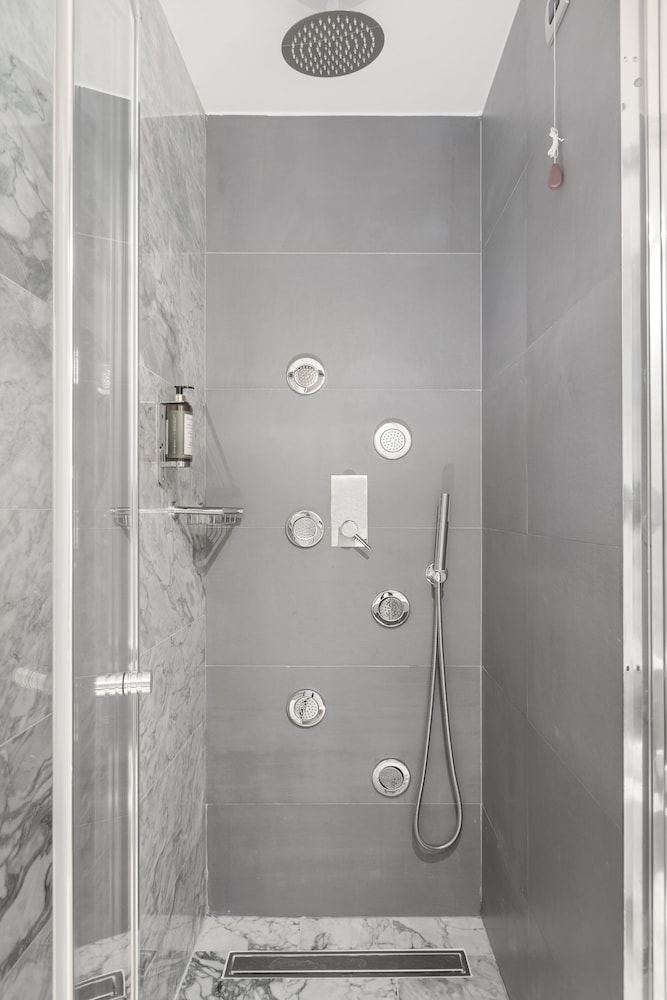 Suite - Photo 9