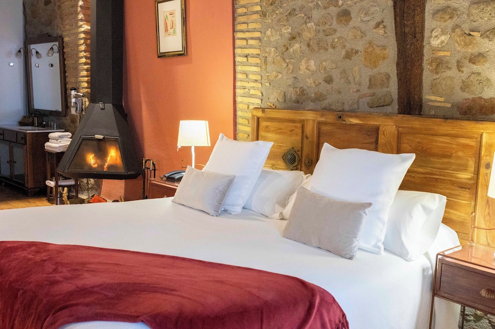 Deluxe Double or Twin Room, Fireplace, City View (Single Occupancy)