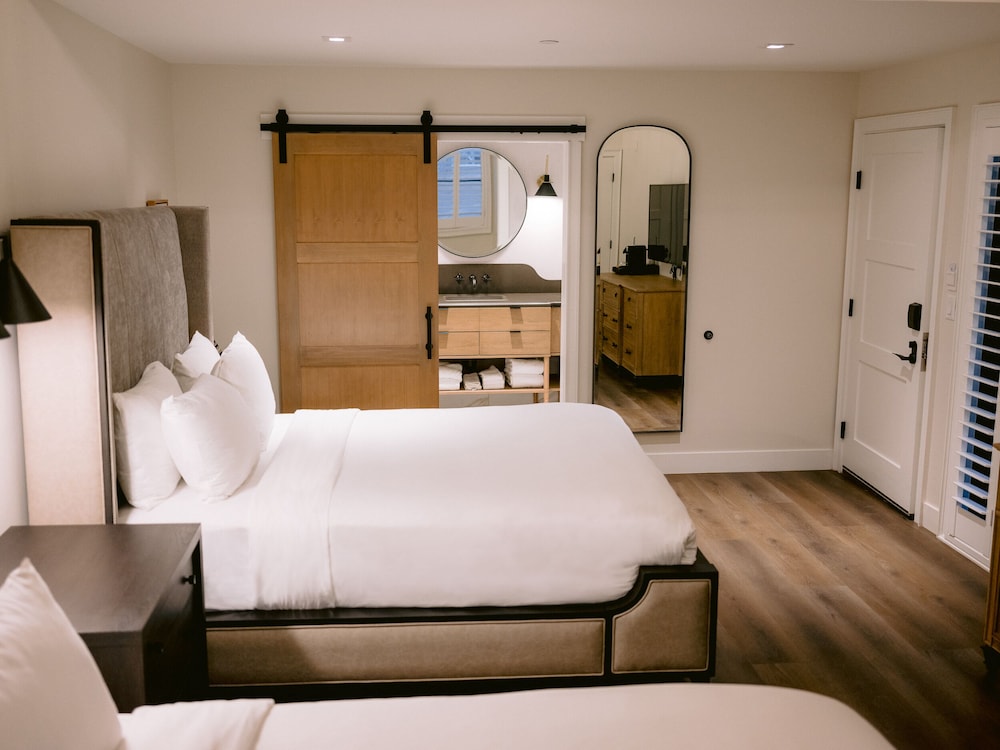 Deluxe Room, 2 Queen Beds (Two Queen, Private Patio)