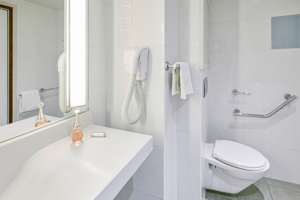 Double Room, Accessible, Non Smoking (Disability) - Photo 7