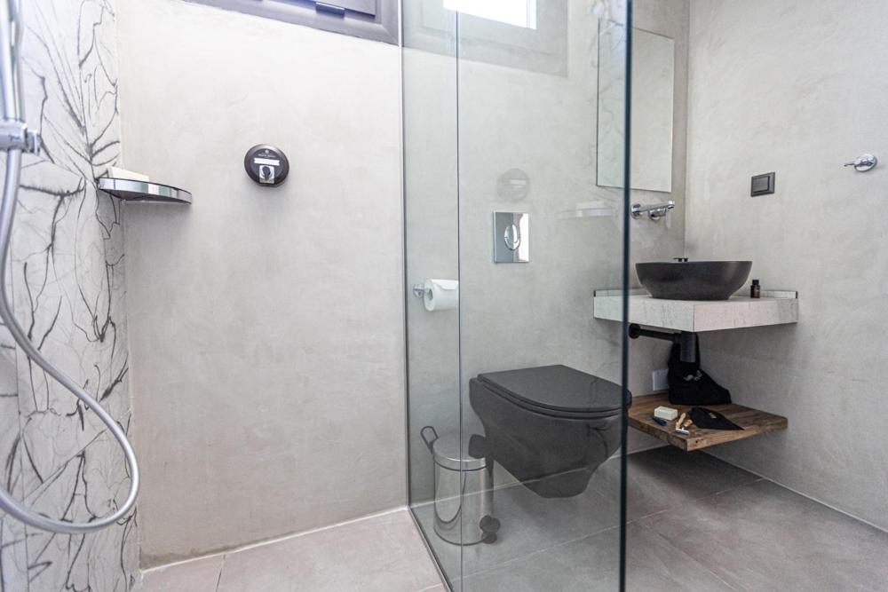 Queen Suite with Sea View - Photo 16