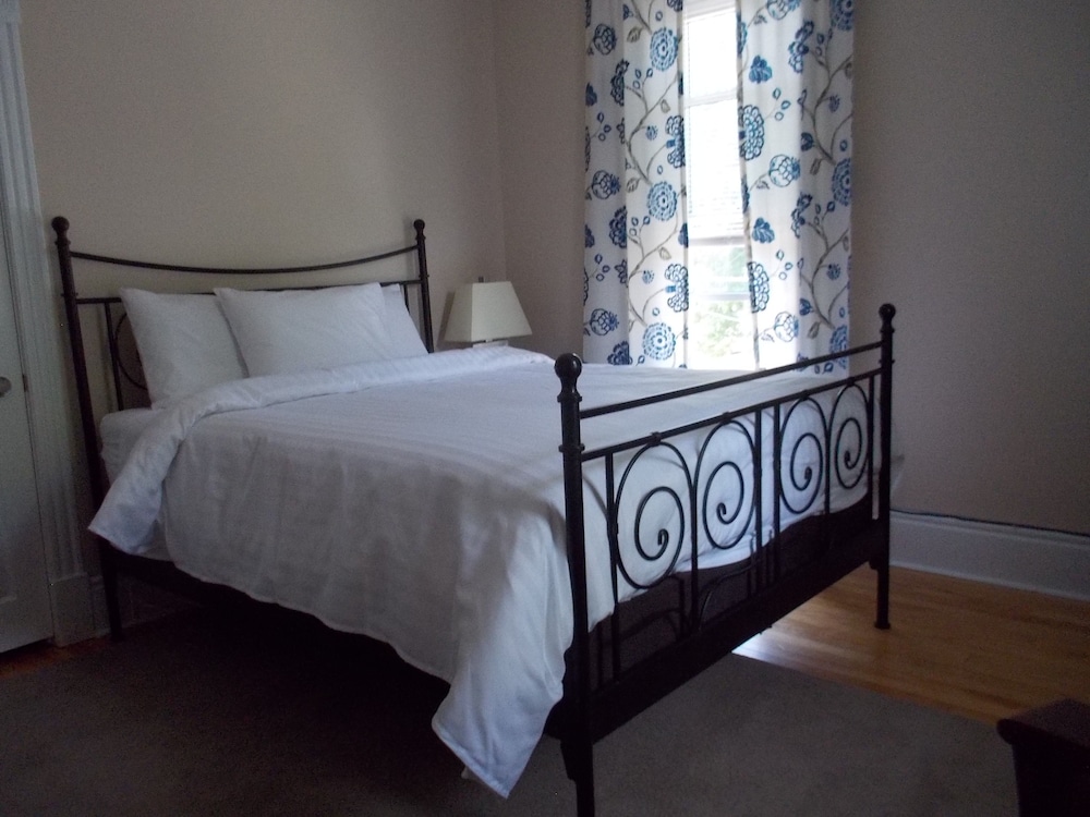 Suite, Queen Bed, Ensuite (Suite Three) photo 2