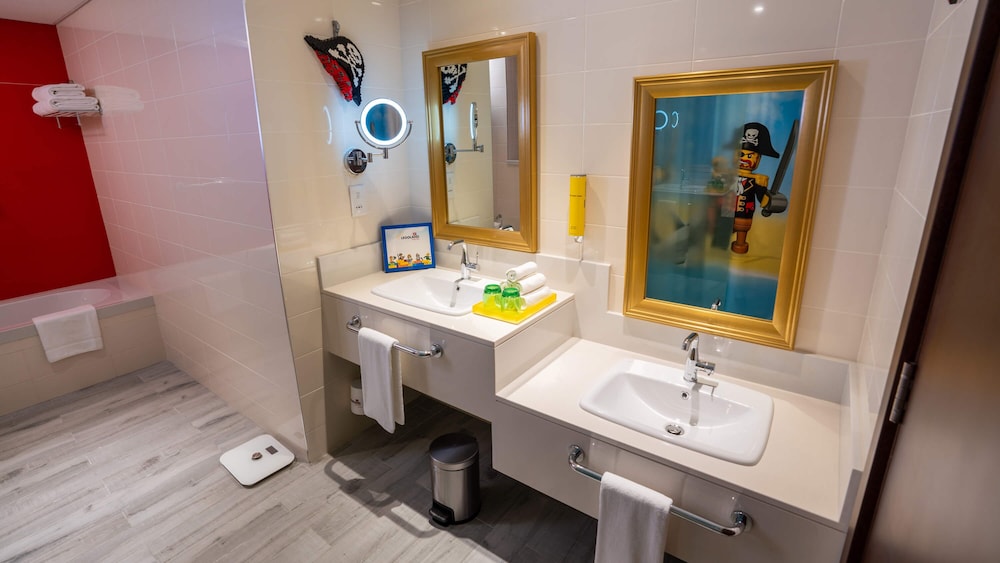 Pirate Fully Themed Family Suite with park access photo 3
