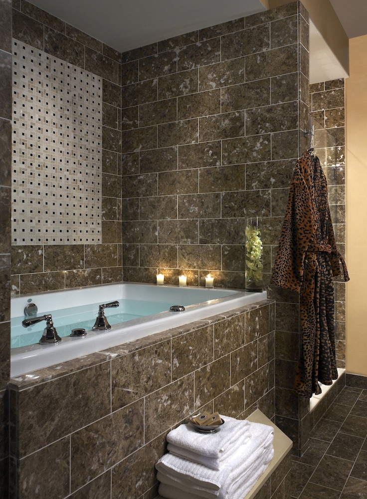 Suite, 1 Bedroom, Hearing Accessible (Communications Accessible) - Photo 5