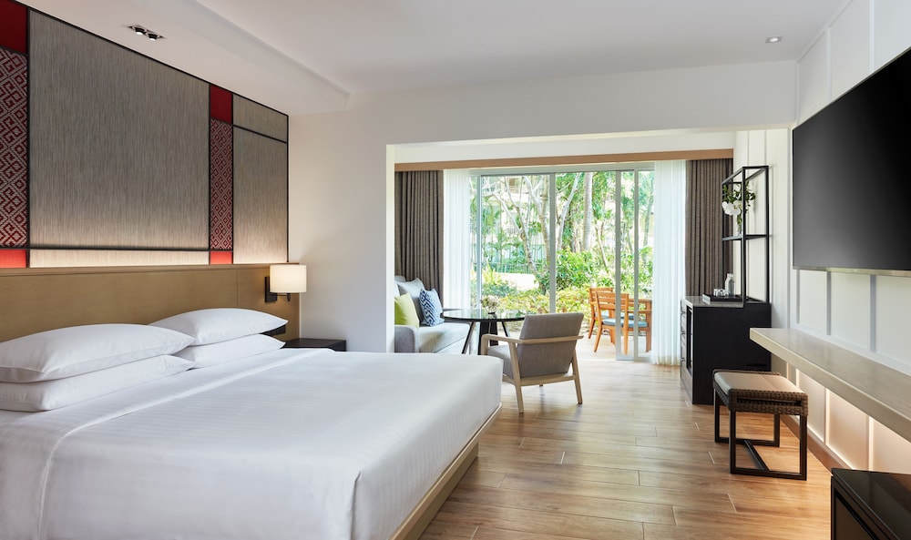 Deluxe Room (1 King Bed) - Photo 1