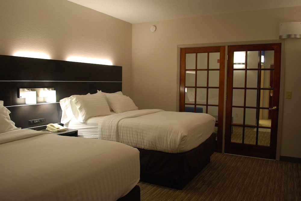 Suite, 2 Queen Beds - Photo 5
