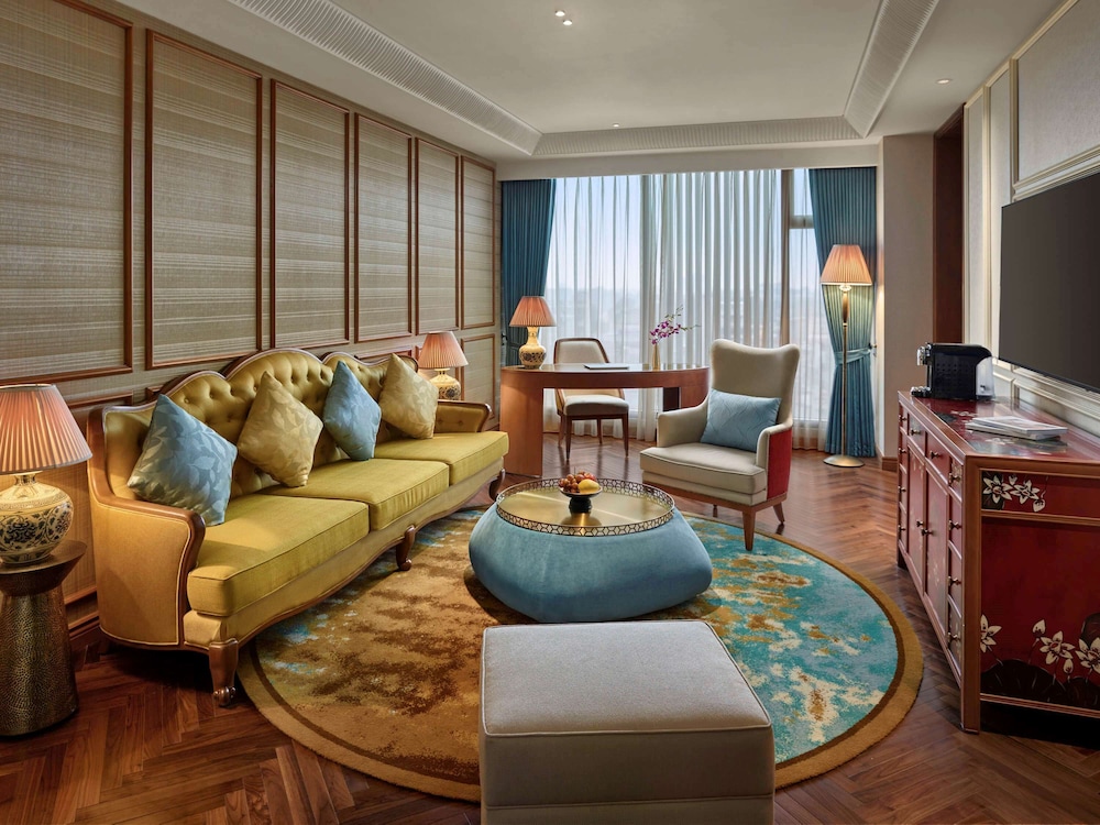 Deluxe Suite, 1 King Bed, Club Lounge Access photo 1