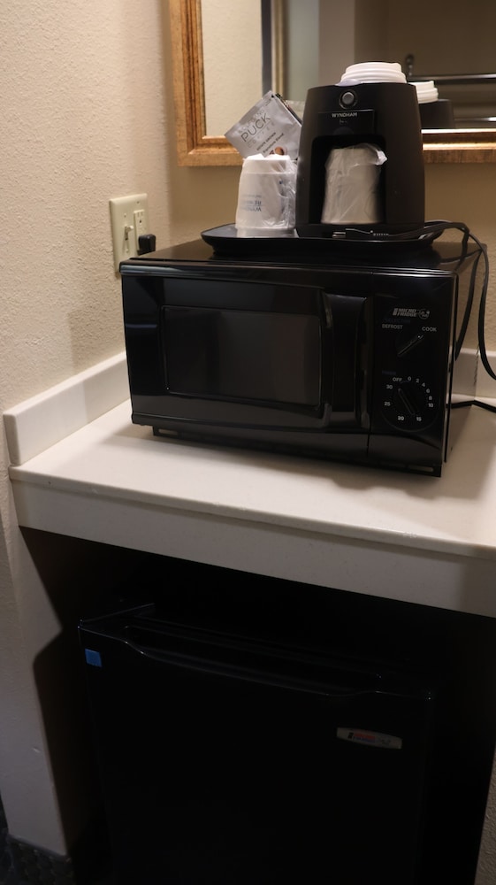 Room, 1 King Bed, Mobility Accessible (Roll-In Shower) - Photo 4