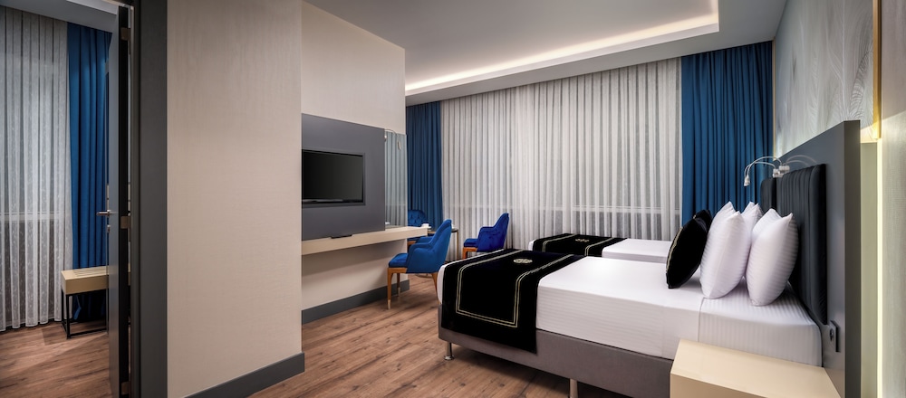 Family Room, Connecting Rooms