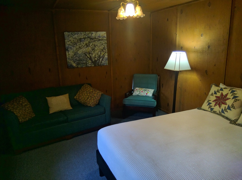 Standard Suite, 1 Queen Bed with Sofa bed, Garden View photo 1