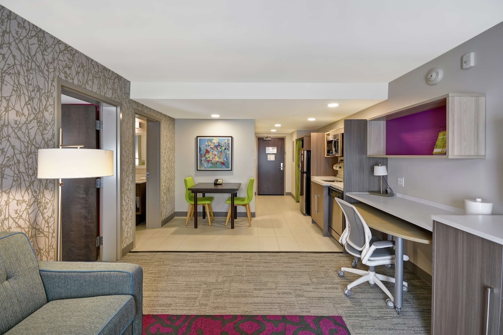 Suite, 1 King Bed, Accessible (Hearing) photo 2