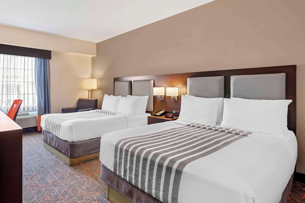 Standard Room, 2 Queen Beds, Non Smoking, Refrigerator & Microwave - Photo 3