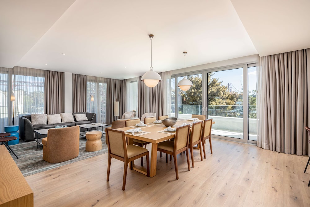 Premium Suite, River View, Corner thumbnail 6