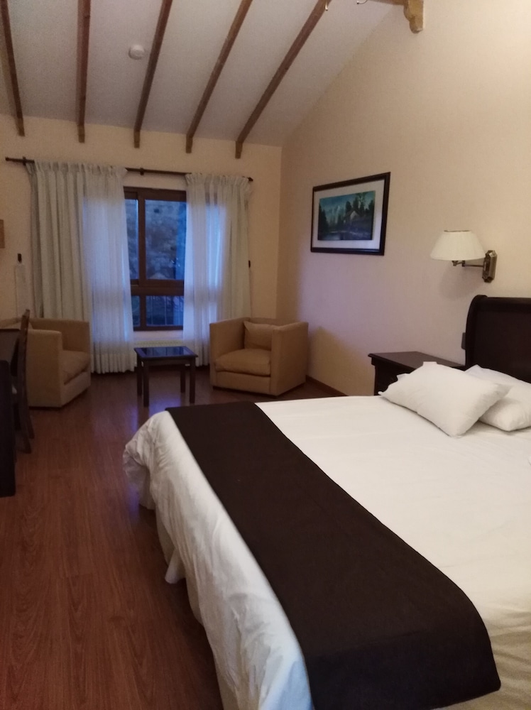 Business Room, 1 King Bed, Non Smoking photo 3