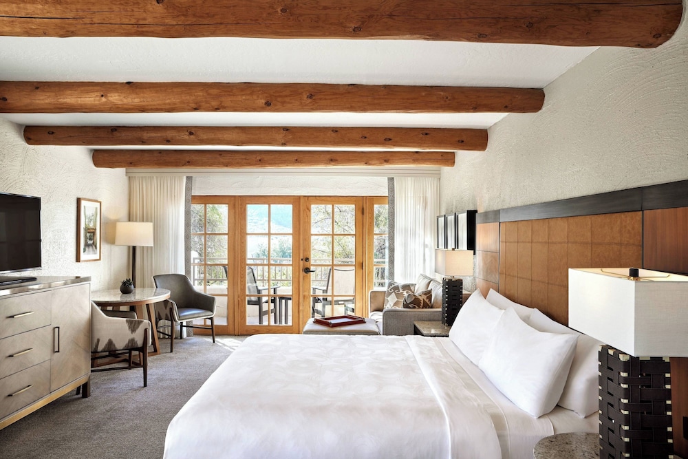 Signature Room, 1 King Bed - Photo 2