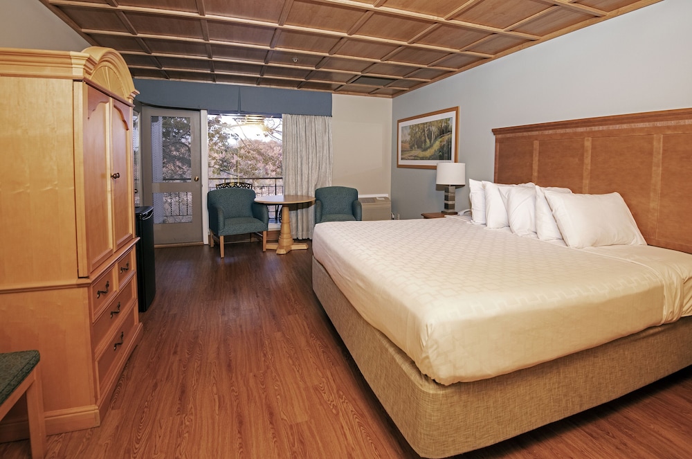 Standard Room, 1 King Bed, Lake View