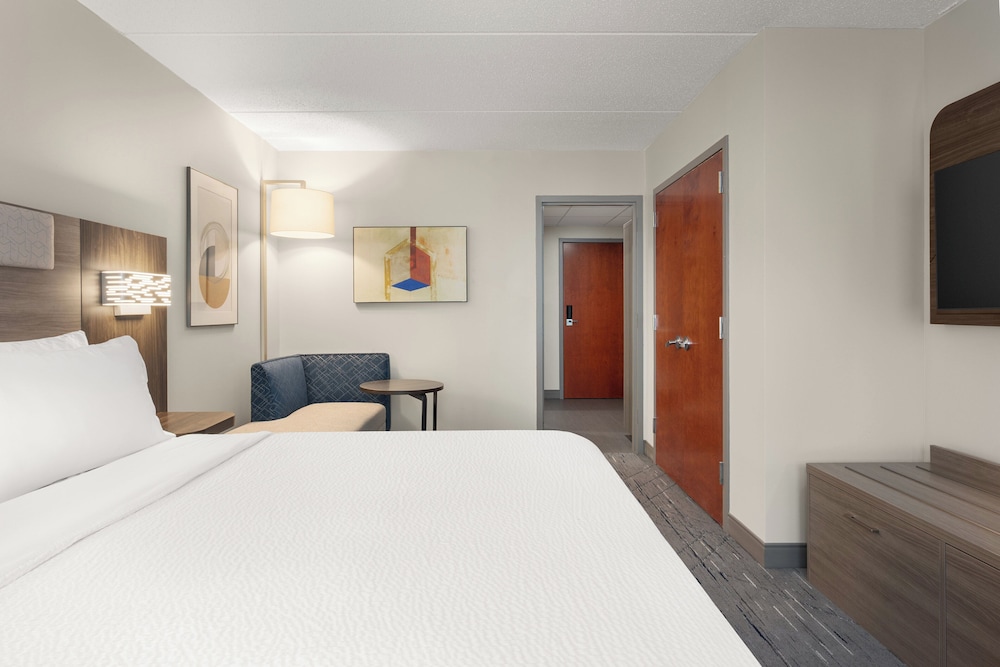 Standard Room, 1 King Bed, Bathtub - Photo 2