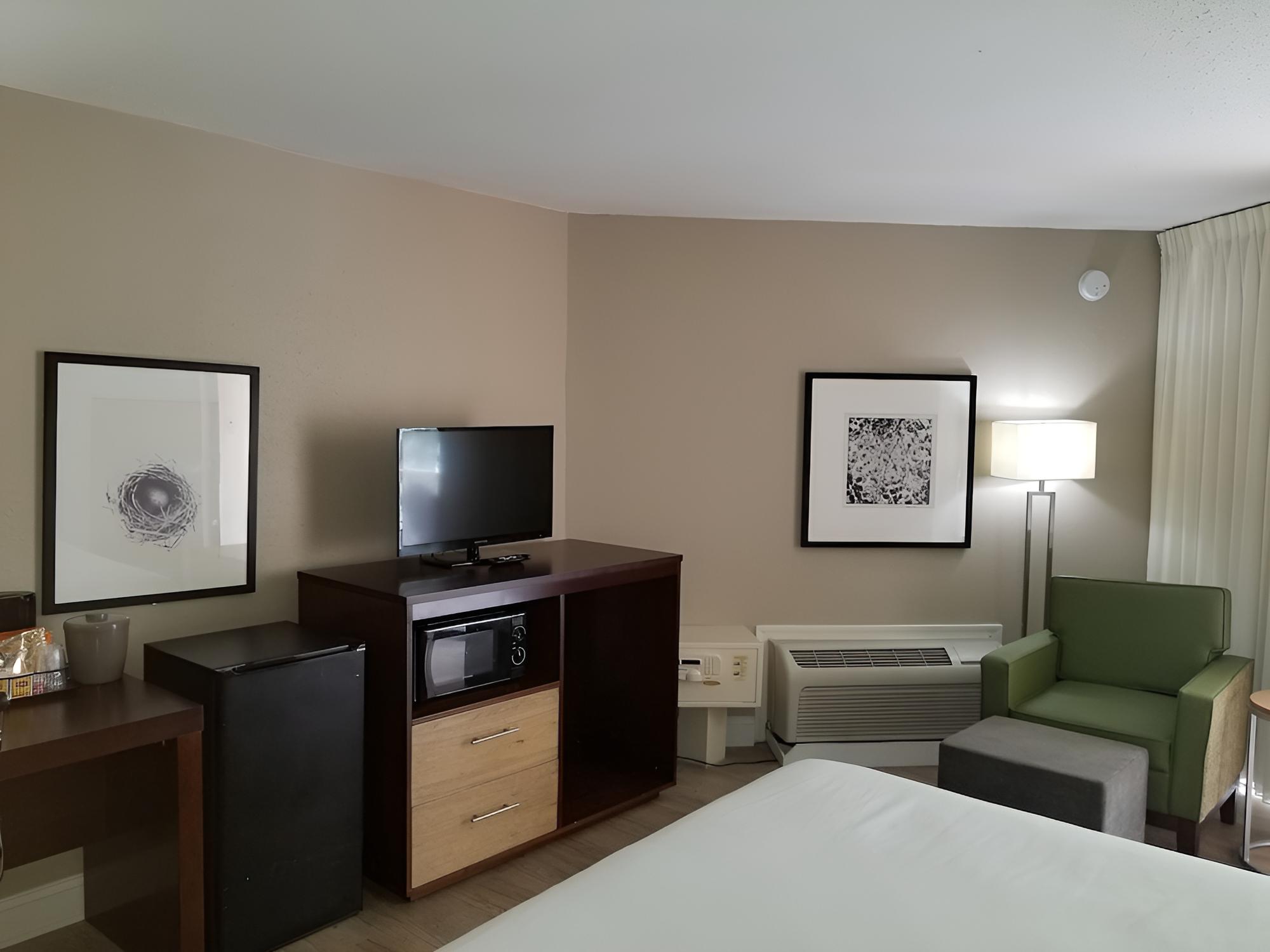 Room, 2 Queen Beds, Pool View photo 3