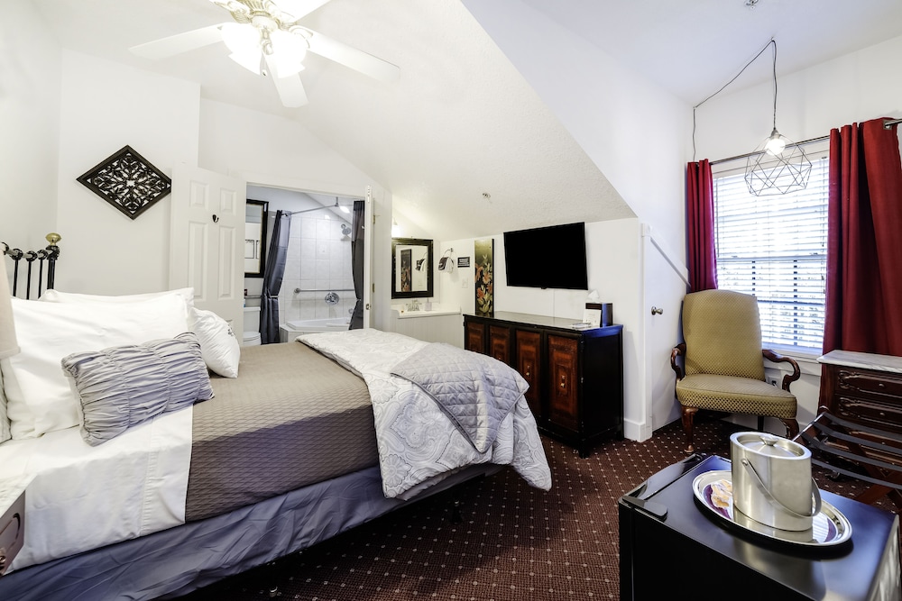 Standard Room, 1 Queen Bed ( (5, 6, 8, 12, 16))