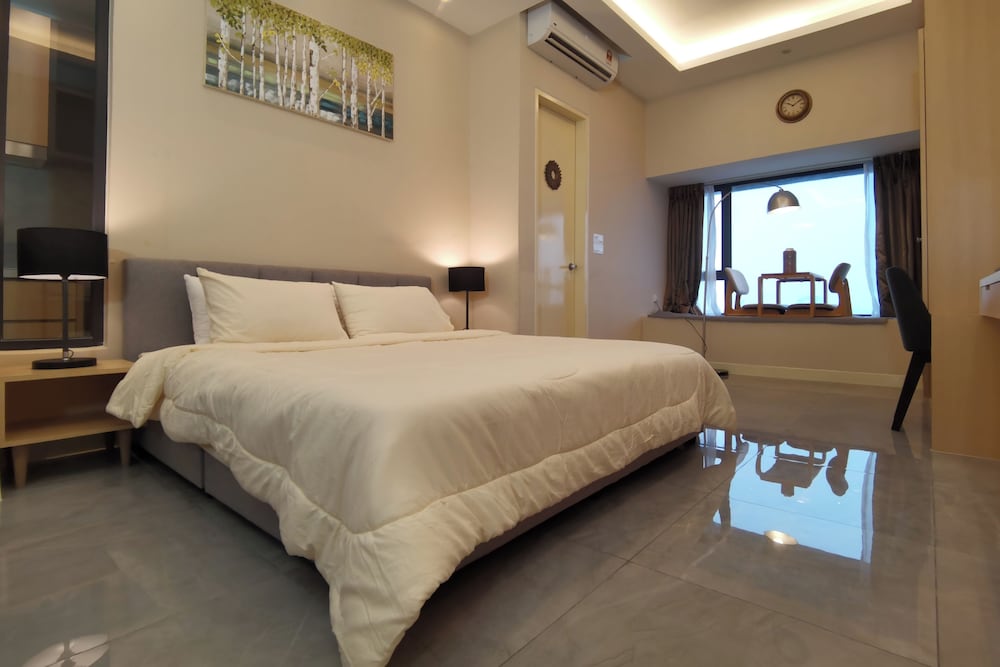 Superior Studio, 1 King Bed, Bathtub, City View