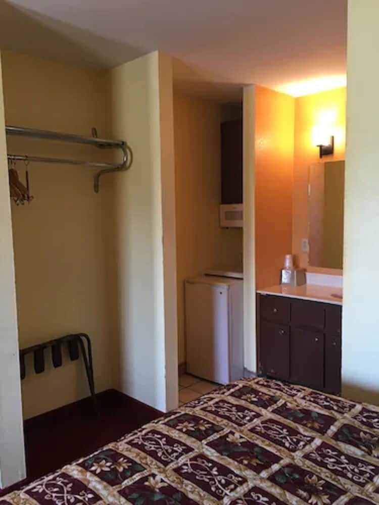 Classic Room, 1 King Bed, Smoking photo 2